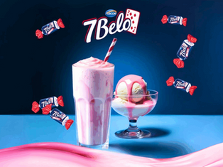 Imagem de um milkshake de morango e sorvete com embalagem de balas 7 Belo ao fundo, promovendo o sabor e o produto na decoração moderna.