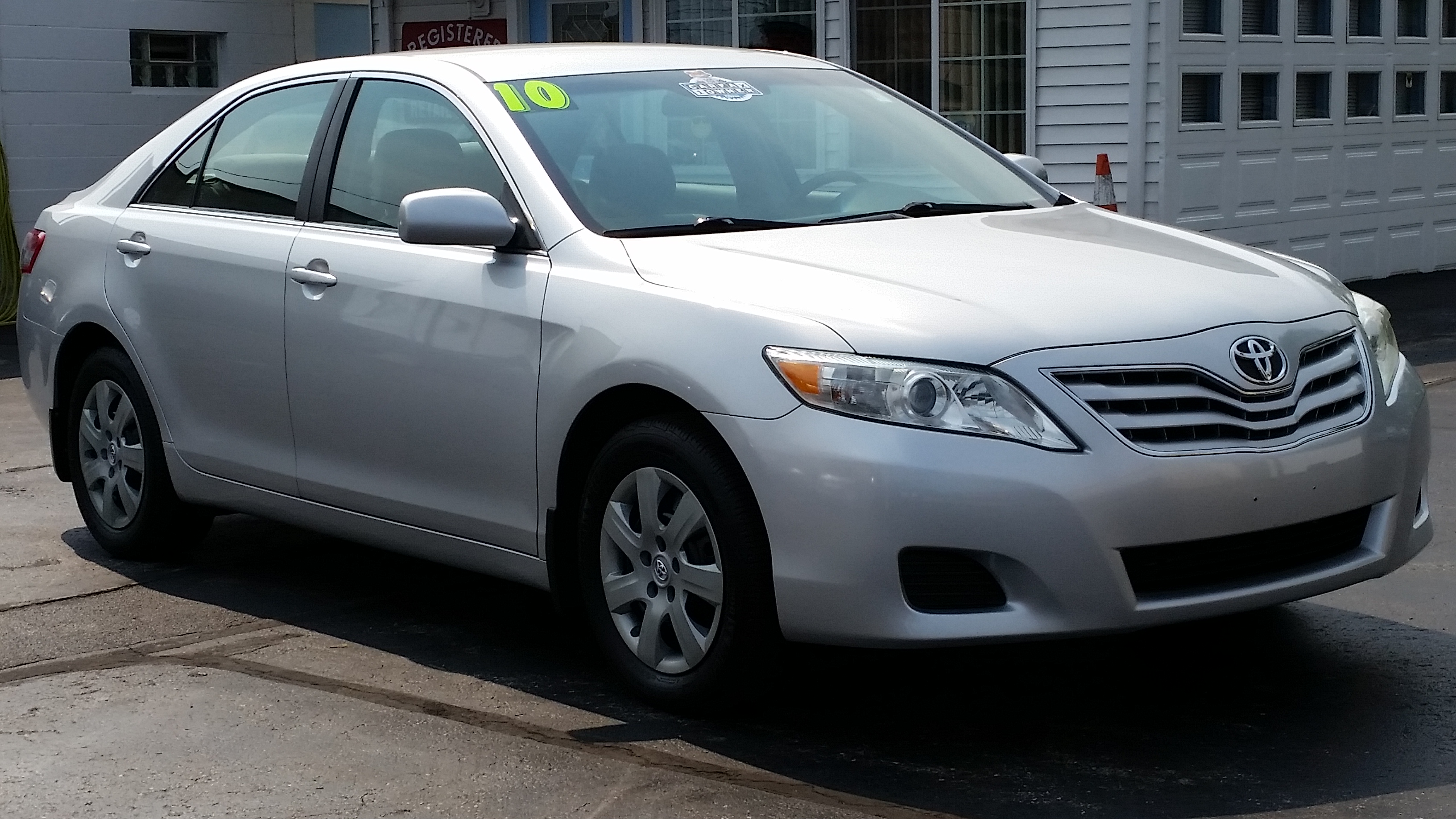 2010 Toyota Camry LE's photo