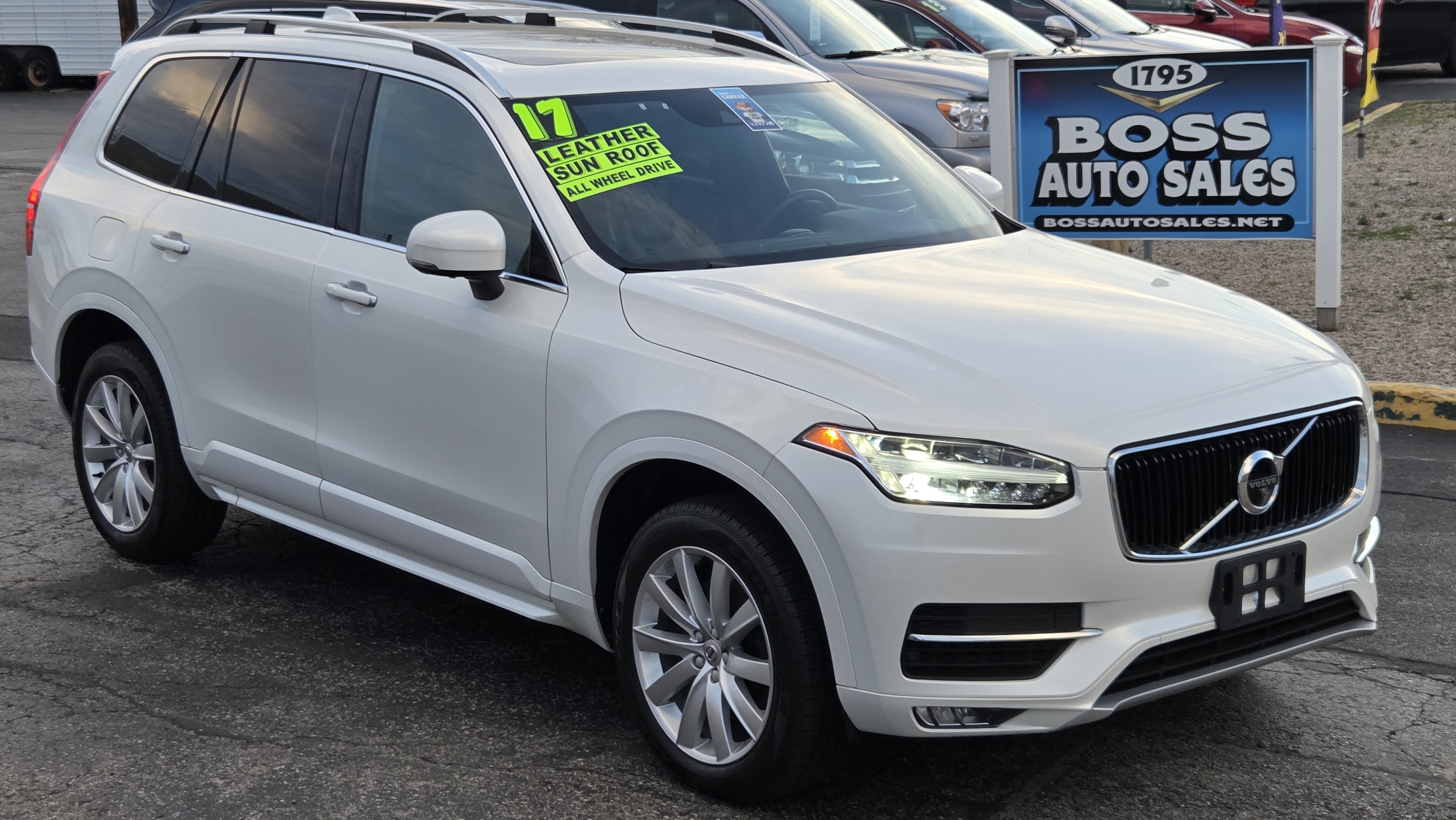 2017 Volvo XC90 T6 AWD Momentum's photo