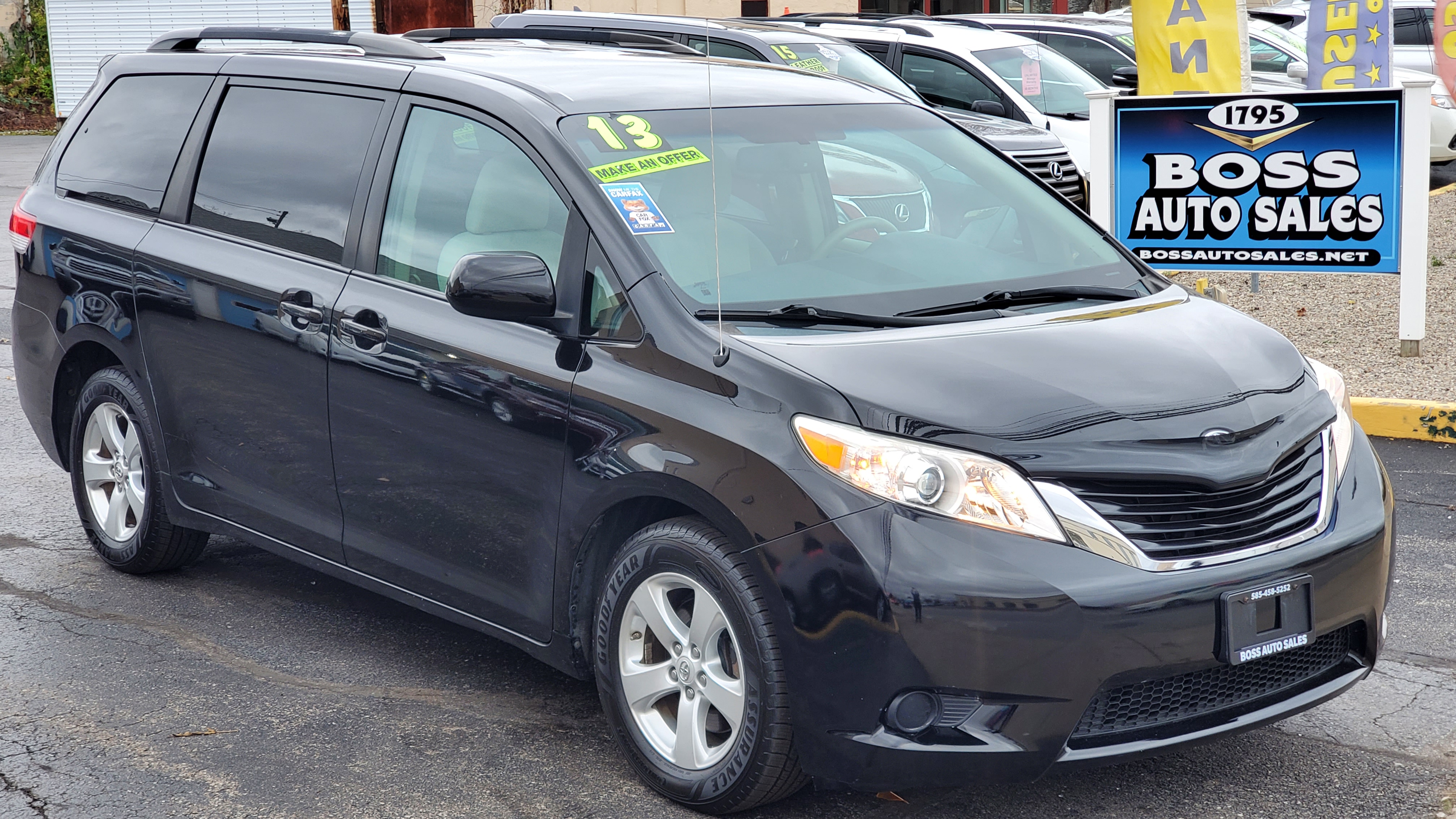 2013 Toyota Sienna LE's photo