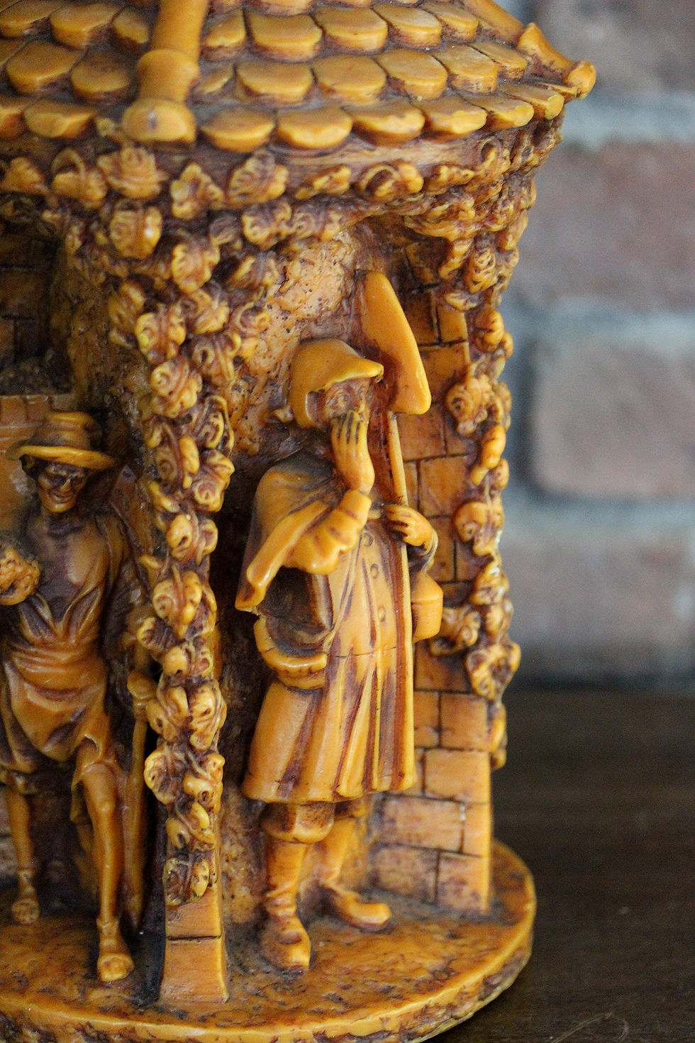 Thumbnail: Alman Vintage Rölyef Mum