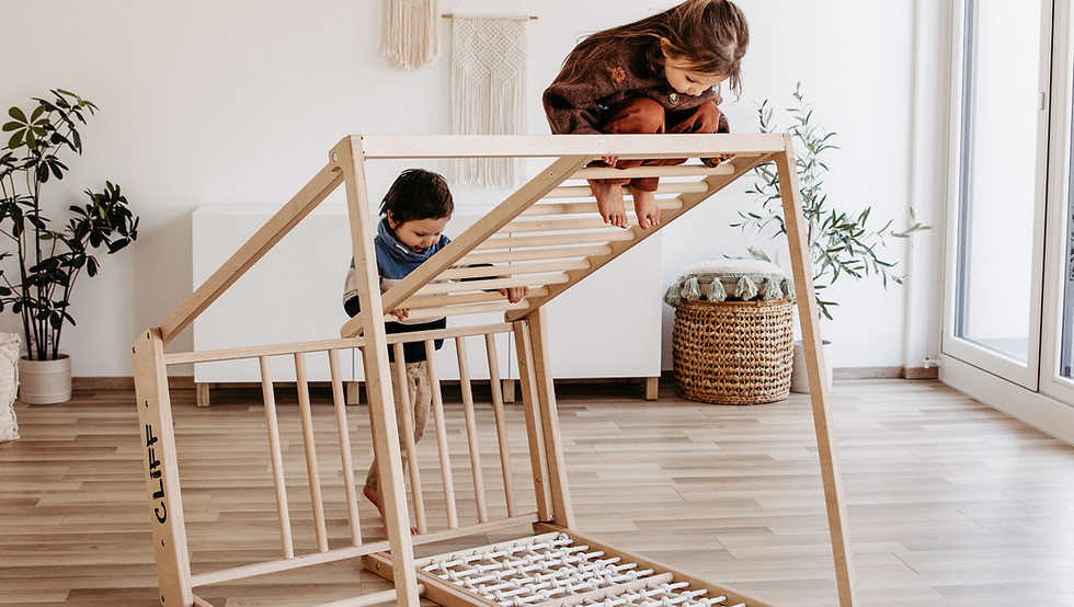 CLIFF Pro Klettergerüst mit 2 Kindern im modernen Kinderzimmer