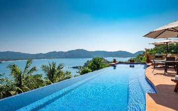 Ocean view swimming pool in Ixtapa Zihuatanejo
