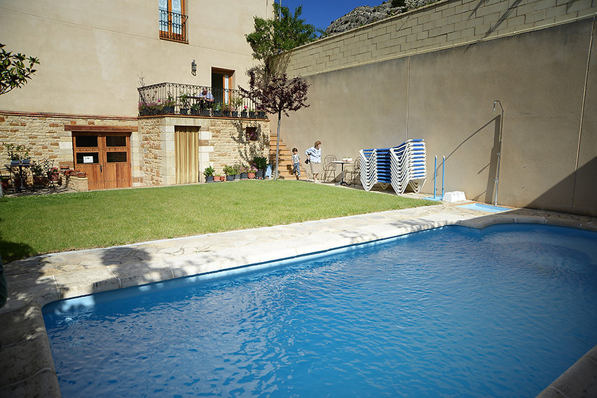 hotel-castellote-jardin-piscina-11.jpeg