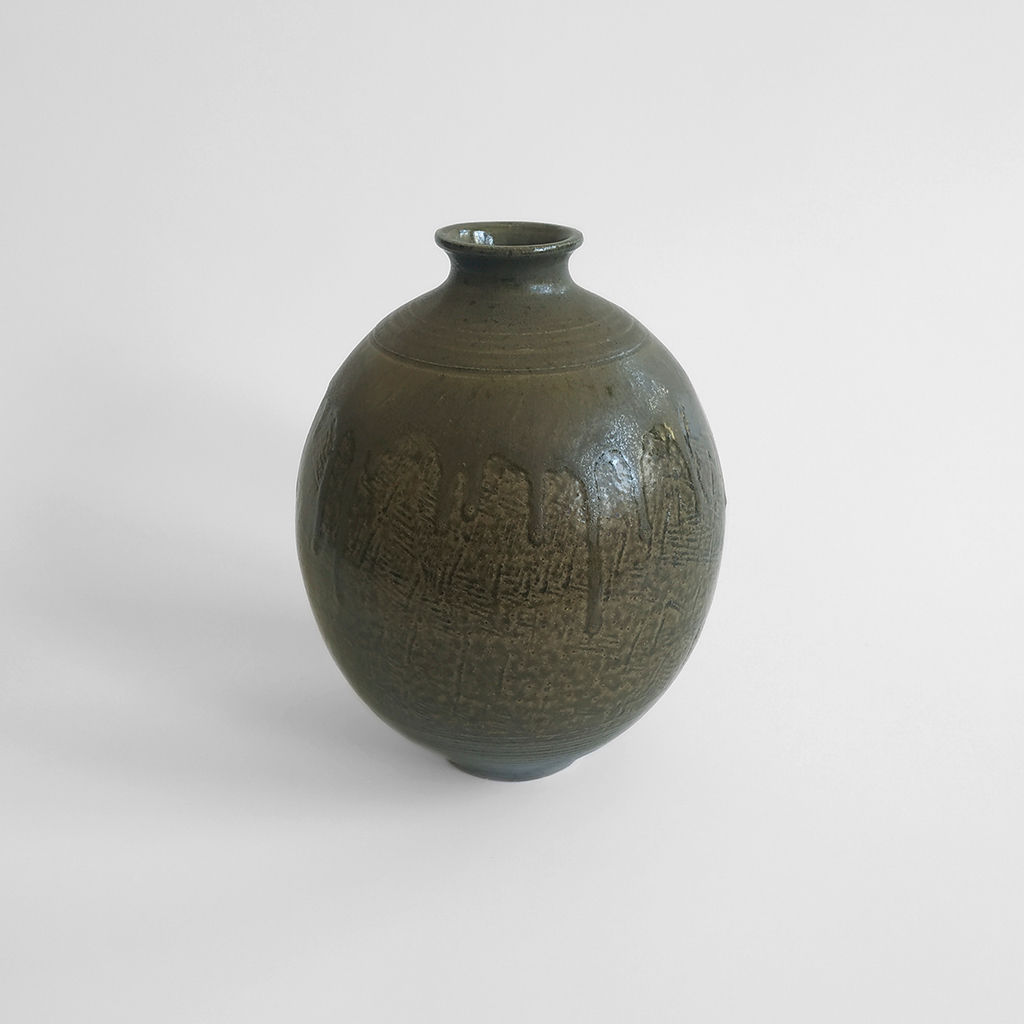 Jarrón de gres con esmalte de ceniza, incisiones