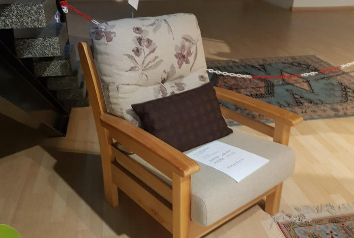 Sillón Modelo 800. Pino macizo color miel, tapizado tonos piedra y estampado. ANTES 286,08