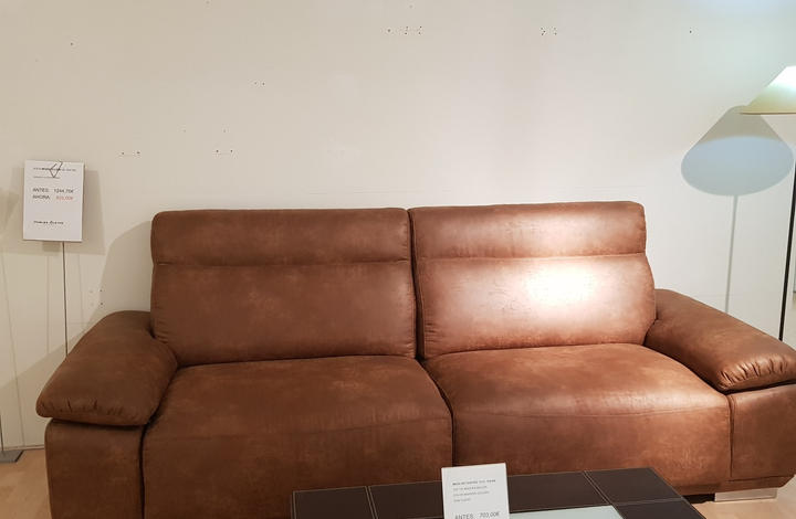 Sofá Modelo Lieb de Beltá-Frajumar de 244 cm. Tapizado marrón. ANTES 1286,19€ _ AHORA 640€