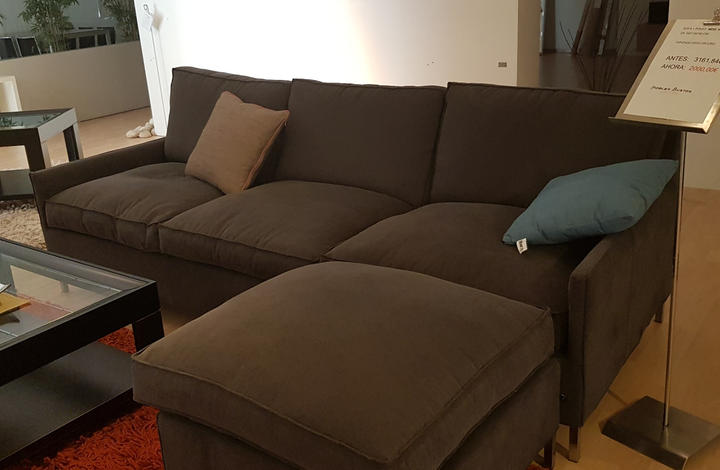 Sofá con pouff Modelo House Slim de Atemporal de 240x175 cm. Tapizado gris oscuro. ANTES 3