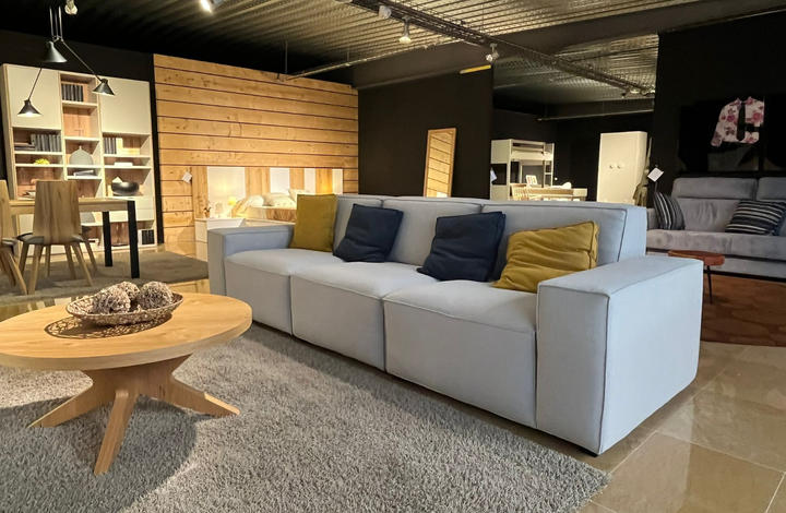 Sofá Modelo Cool de Beltá-Frajumar de 296 cm con cojines incluídos. Tapizado gris claro. A