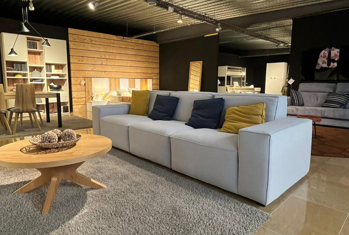 Sofá Modelo Cool de Beltá-Frajumar de 296 cm con cojines incluídos. Tapizado gris claro. A