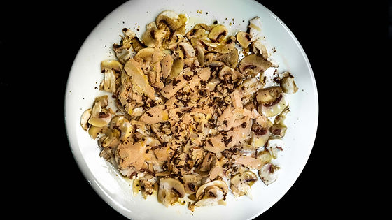 Carpaccio de champiñones y foie con virutas de trufa