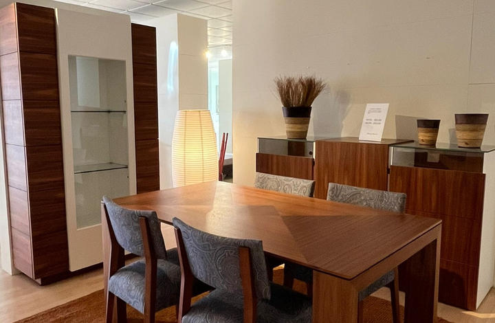 Conjunto comedor Modelo Ku-Ginza de Piferrer-Brito's compuesto de aparador de 184 cm + vit