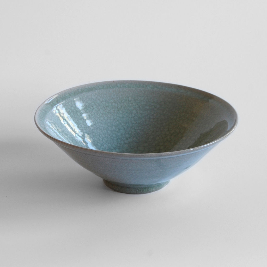 Cuenco de gres, grande blanco con esmalte celadón cuarteado