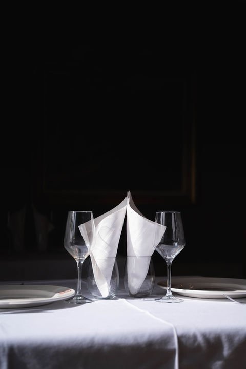 Cardenal Ram restaurante imagen detalle copas, fondo negro