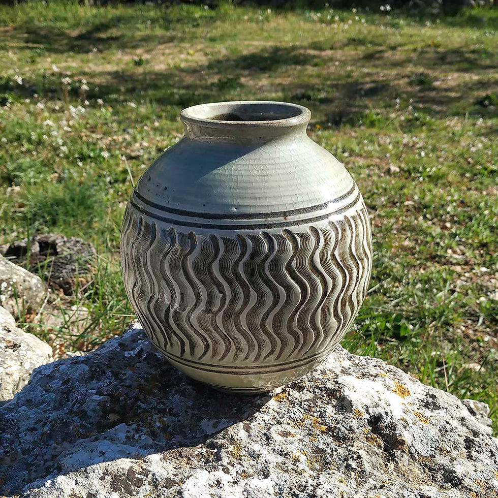 Miniatura: Jarrón de gres con engobe blanco y esmalte celadón