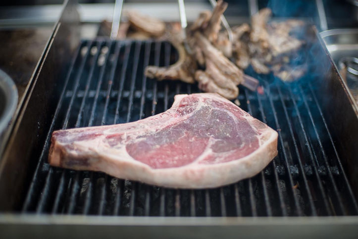 Cardenal Ram restaurante imagen detalle chuletón en la parrilla
