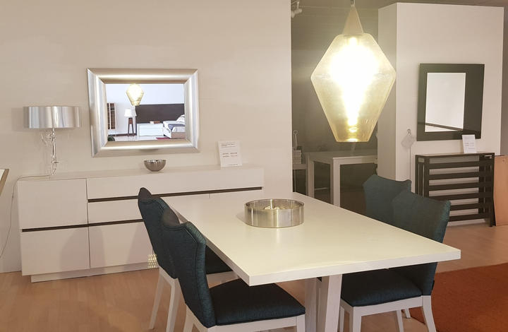 Conjunto comedor Modelo Lyra de Moveis Lusiadas compuesto de aparador de 210 cm + mesa de
