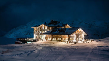 01-sunnyvalley-lodge-night-snow-lights.jpg