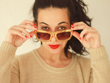 Pessoa olhando atentamente por cima dos óculos de sol, simbolizando a observação cuidadosa do ambiente para decifrar a energia da casa no Feng Shui.