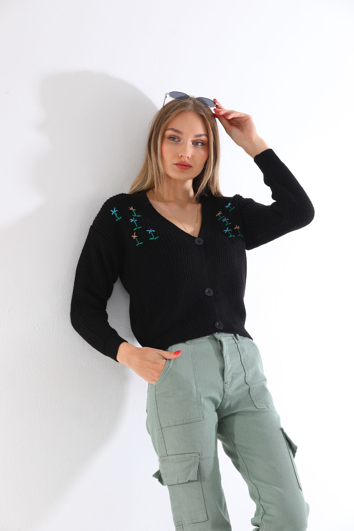 Çiçek Desen Detaylı Triko Hırka Siyah