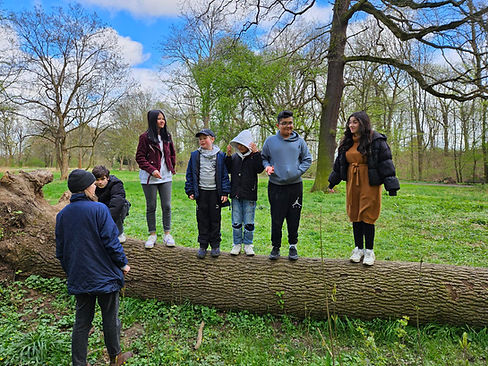 Kinder und Jugendliche in der Natur