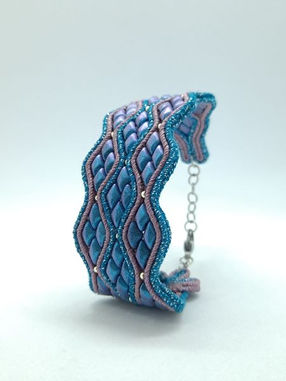 Bracelet manchette en soutache bleu turquoise/vieux rose avec perles en verre effet écailles aux reflets changeants