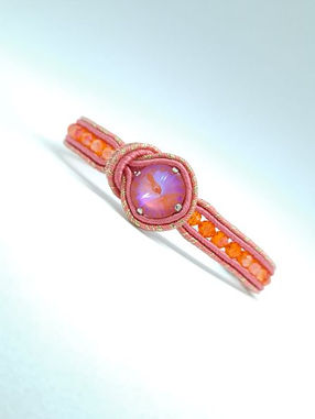 Bracelet en soutache rose corail/métallisé doré/orange irisé, avec cabochon en cristal autrichien et perles en verre facetté 