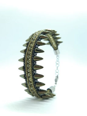 Bracelet en soutache kaki métallisé/noir/doré, orné de perles en verre facetté et brodé de perles "spikes" 