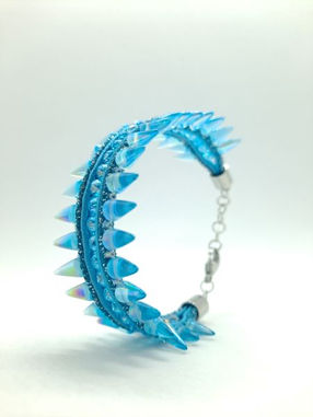  Bracelet en soutache bleu turquoise, orné de perles en verre facetté et brodé de perles "spikes"