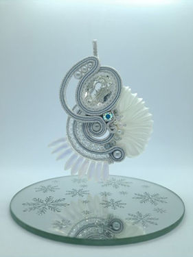 Grand pendentif en soutache blanc/argenté avec cabochon en cristal autrichien, twill de soie Shibori et diverses perles nacrées (Hiver)