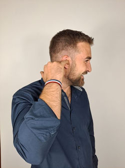 modèle homme souriant élégant humour