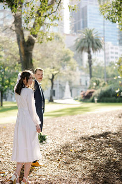 Couple walk through the gardens of Melbourne