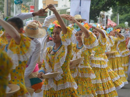 A ritmo de los versos del pilón, acordeones y alegría se vivieron en las calles de Valledupar