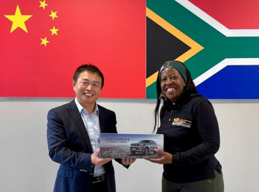 Strengthening SA-China industrial ties: Minister Maropene Ramokgopa meets BAIC South Africa CEO Yang Yixin at the BAIC Gqeberha plant, 24 May 2025, where she received a BAIC-branded gift during her oversight visit. #Investment #Manufacturing #Gqeberha