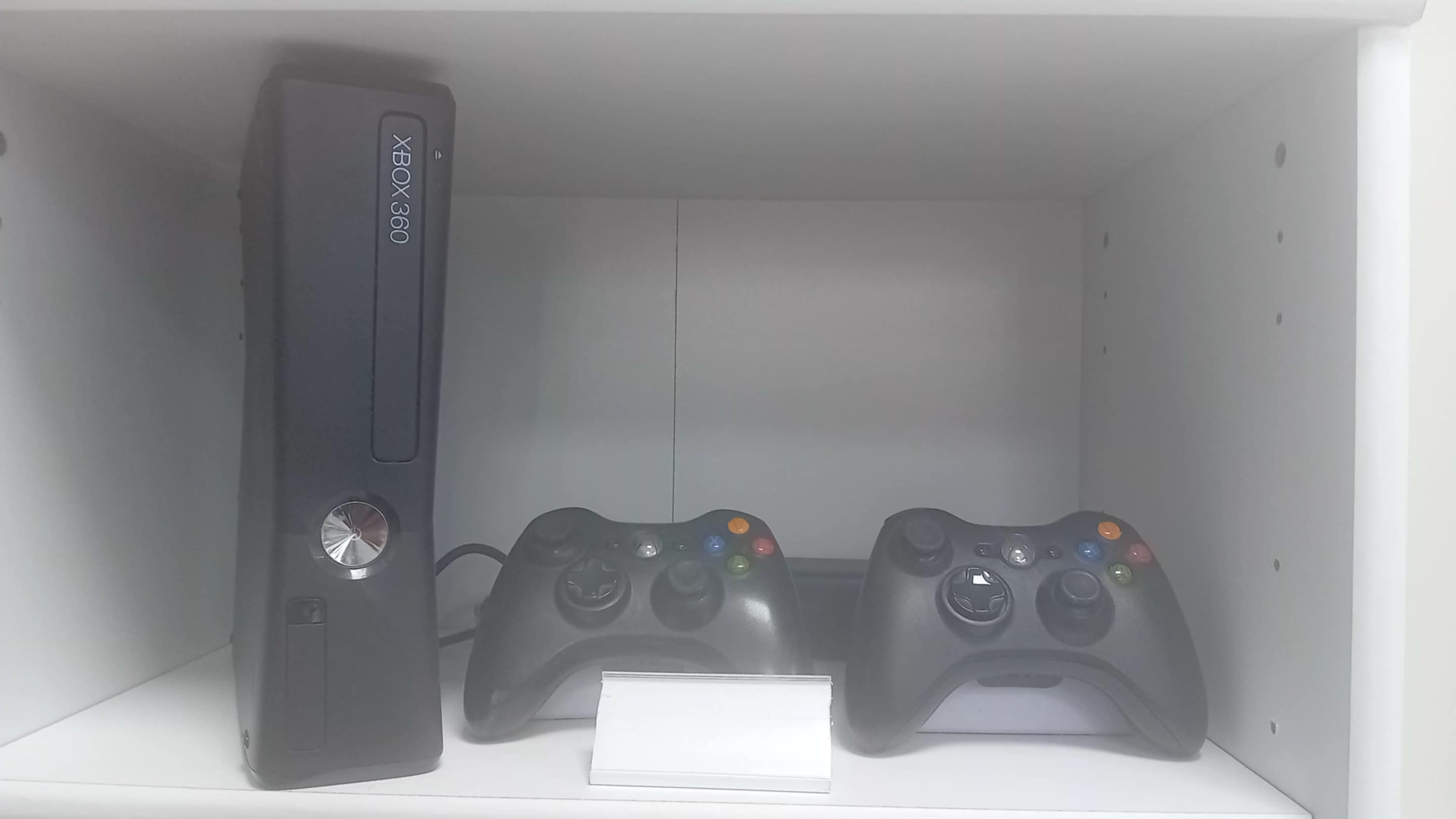 XBOX360 WITH 2 CONTROLLERS /2ND