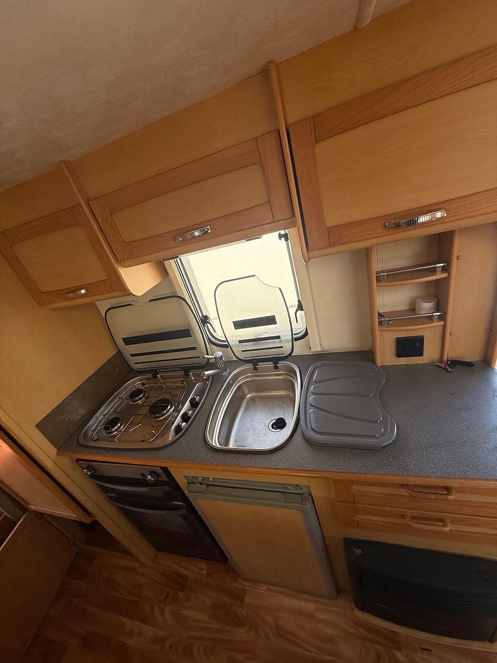 Küçük resim: Elddis Avante 540 (2006) 4 Berth Fix Bed * L Shaped Lounge