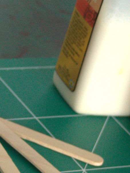 Warum ist neues Leder steif und wie kann man es vor der Nutzung weicher machen?