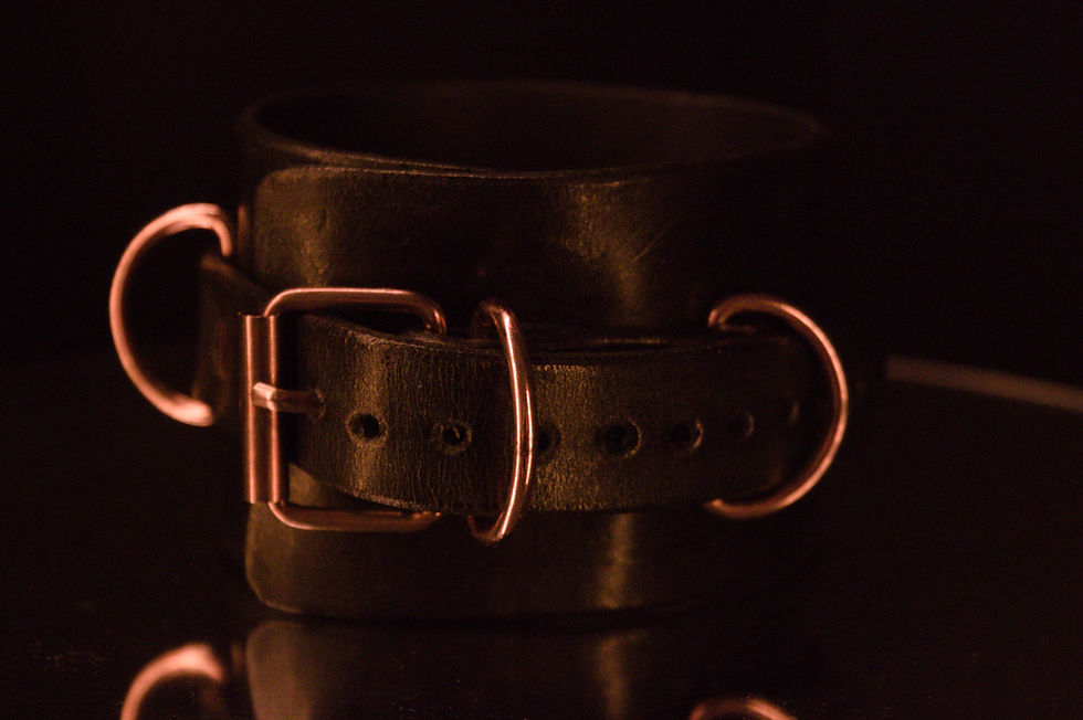 Miniatura: Back view of Harmony Ankle Cuff BDSM, adjustable strap with buckle and riveted leather construction