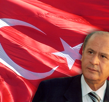 Devlet Bahçeli portresi, Türk bayrağı fonunda