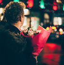 Hombre romantico con ramo