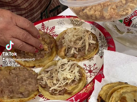Recipes: Sopes de Pollo, Chicharron y de huevo en Salsa Verde 