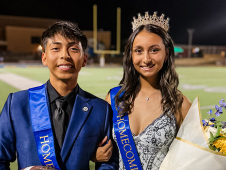 Rey y reina del HOCO 2025 de ASU entre los participantes del Desfile de este año