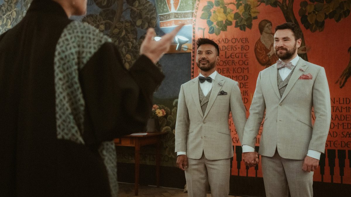 Warm wood. Historic murals. Nordic drama with heart. This ceremony room holds centuries of stories—and on this day, one more was written in love, not tradition.