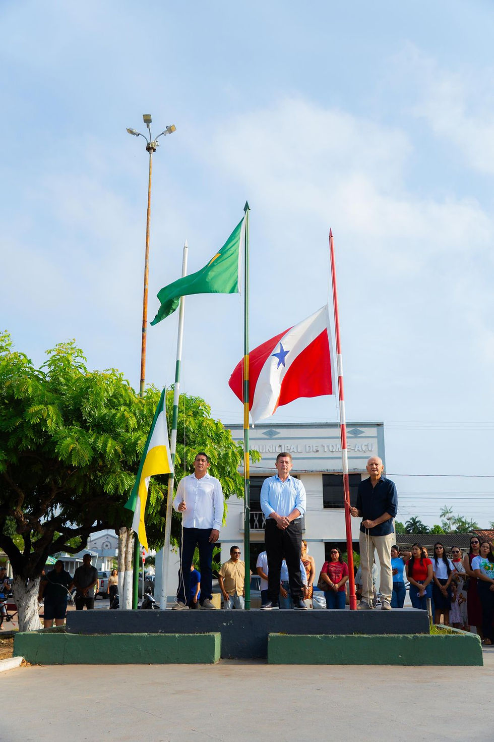 Programação incluiu hasteamento da bandeira e celebração religiosa na Igreja Católica Santa Maria