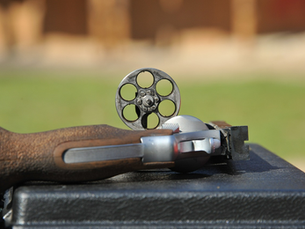 Il generale, la pistola e in futuro il manuale del Salvatore della Patria