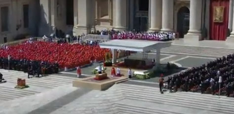 L'ultimo regalo di Francesco: foto di gruppo dell'ipocrisia dei potenti davanti alla sua bara 