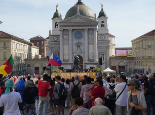 Popolo multietnico e interreligioso in cammino per la pace
