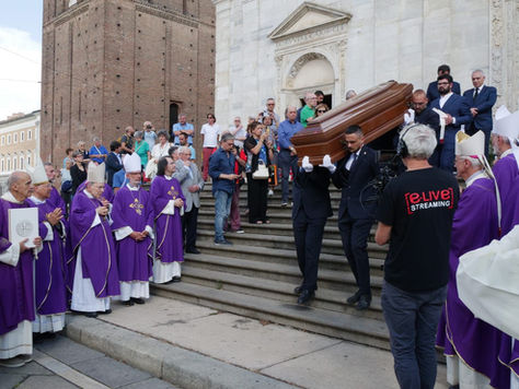 L’estremo saluto a mons. Nosiglia, uomo e sacerdote che Torino ha scoperto di amare