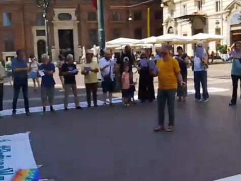 Contro le guerre e per il disarmo in piazza con i canti del coro valdese nella giornata mondiale dedicata ai rifugiati