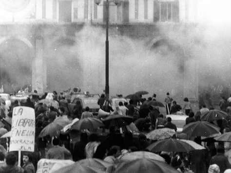 Sposare il passato al presente è nel Dna di chi vuole spezzare il dissenso con la repressione  